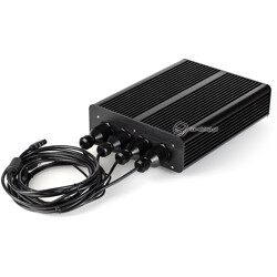 Komputer IP69K z podłączonymi przewodami HDMI, USB, LAN i zasilaniem