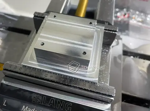 Frezowany blok cieplny do komputera fanless na imadle LANG Gotowy aluminiowy blok cieplny po frezowaniu CNC