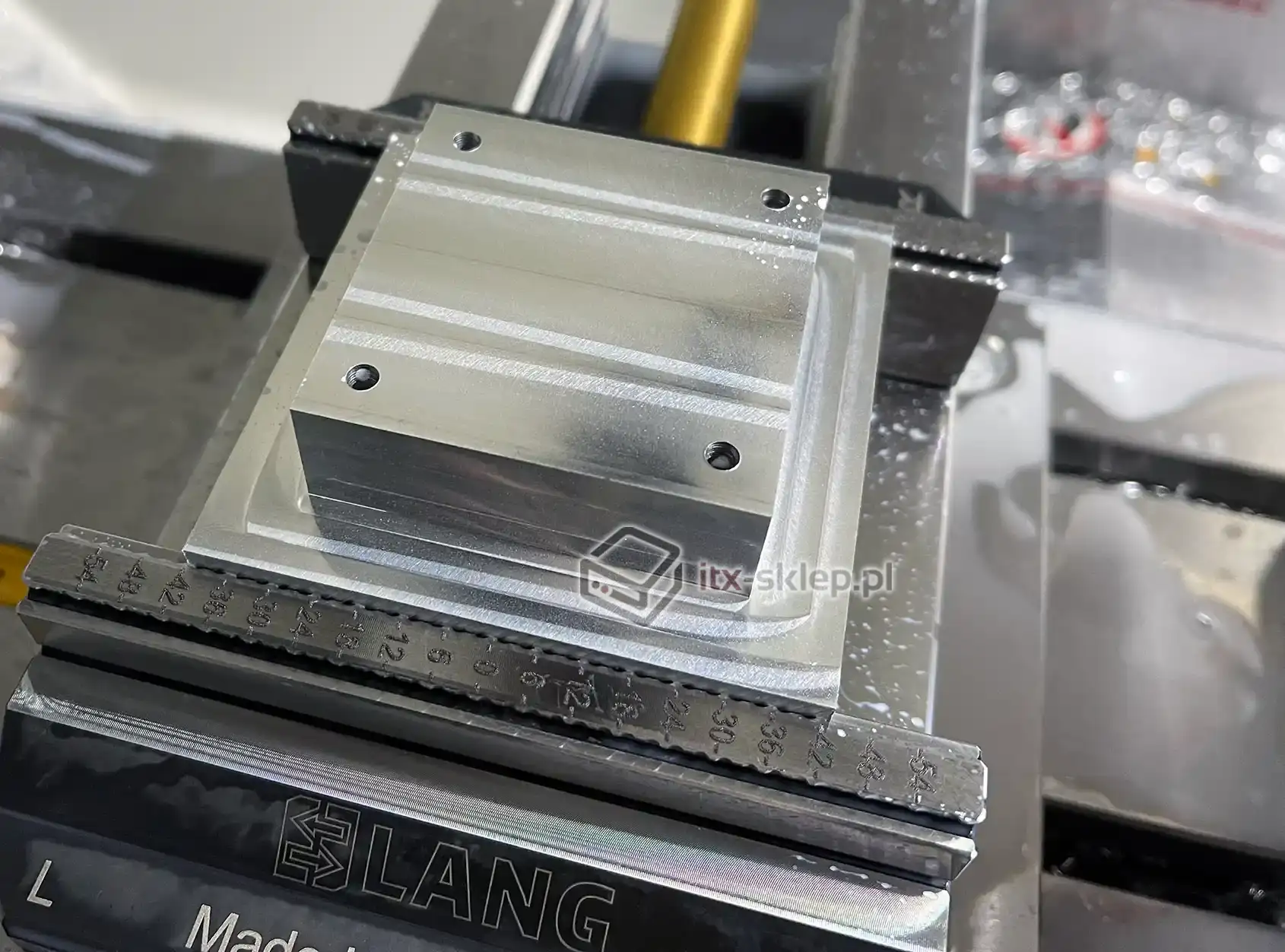 Frezowany blok cieplny do komputera fanless na imadle LANG Gotowy aluminiowy blok cieplny po frezowaniu CNC