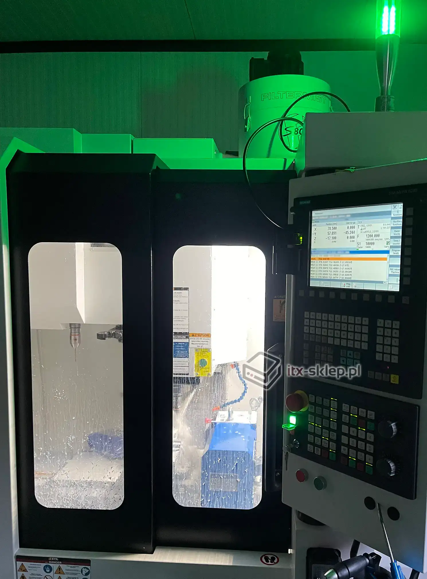 Maszyna CNC w trakcie frezowania aluminiowego bloku cieplnego – autorska produkcja w ITX-Sklep.pl Centrum frezarskie CNC podczas obróbki bloku chłodzącego do komputerów przemysłowych – stanowisko produkcyjne firmy DELTAKOMP