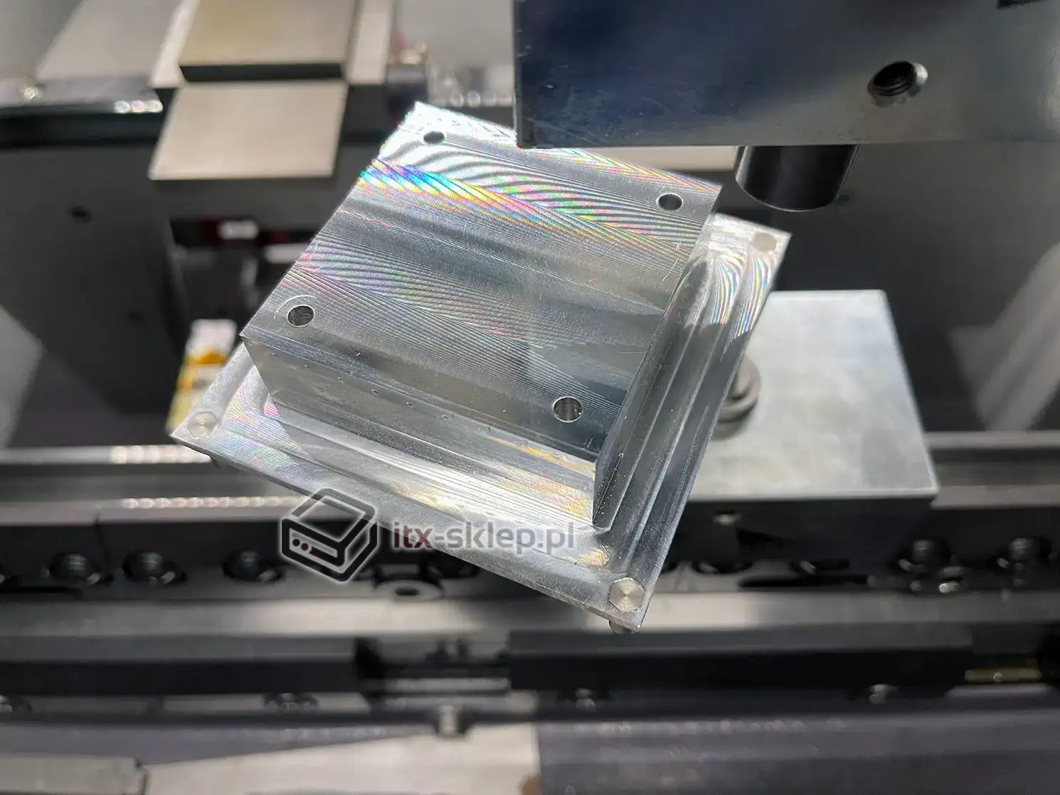 Etap wciskania tulejek dystansowych – montaż termicznego interfejsu aluminiowego Wciskanie tulei dystansowych do bloku cieplnego na prasie CNC – przygotowanie do montażu z płytą główną